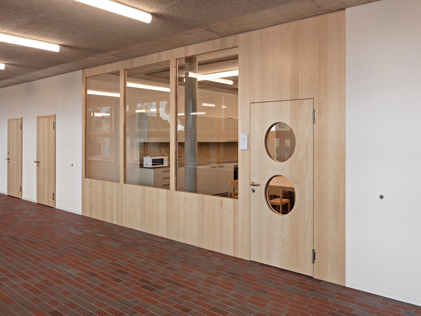Klassenzimmer-Front mit Glaseinsätzen