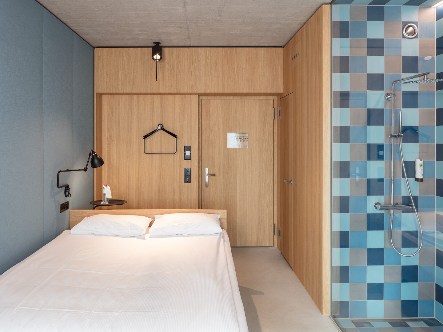 Hotel-Zimmer mit Holzverkleidung