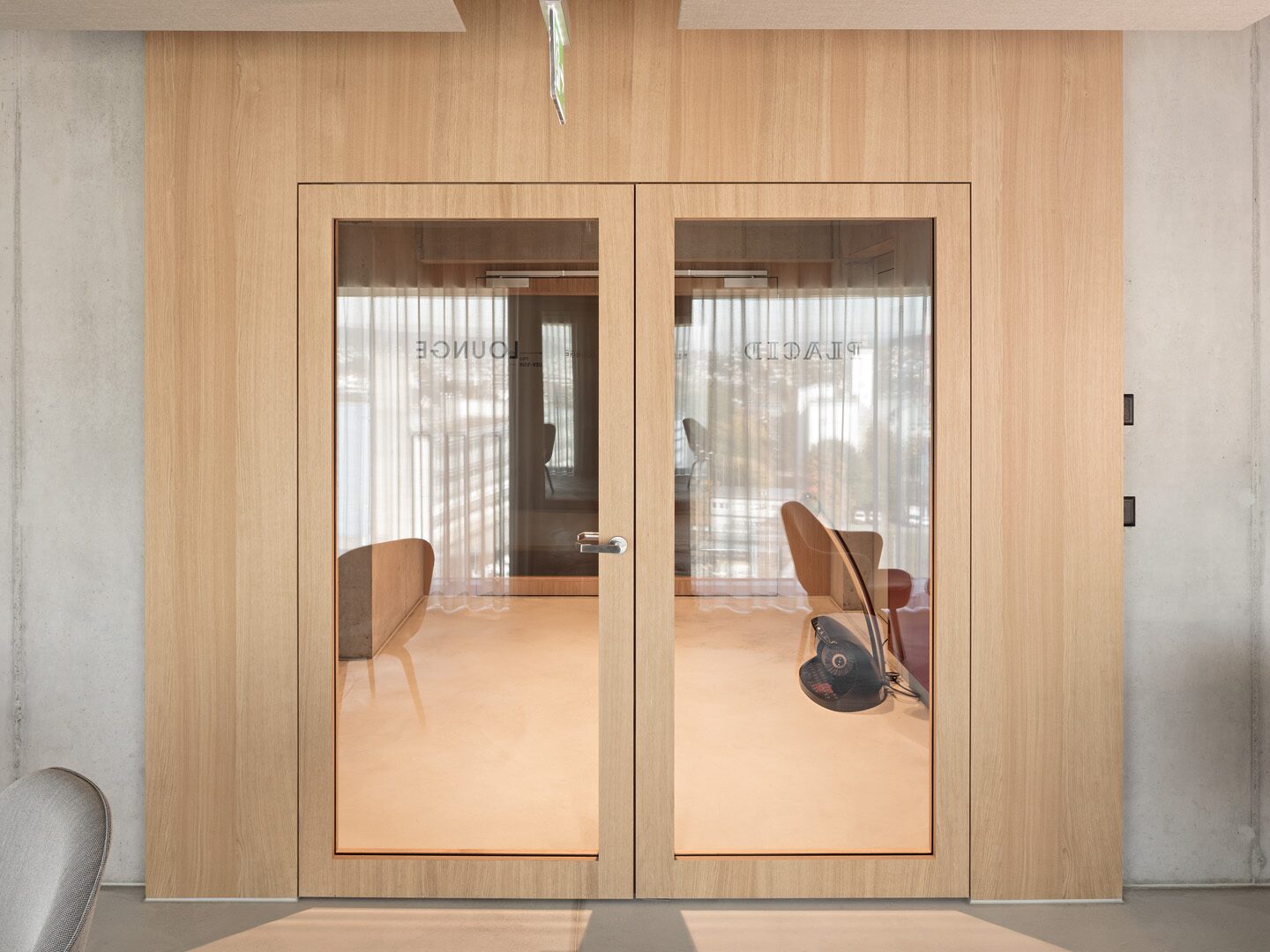 Diakonie Bethanien Zürich — Korridor mit Innentüren und Wandverkleidungen in Eiche