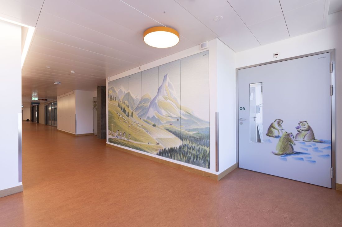 Ostschweizer Kinderspital – Korridor mit Schachtfront und Wandbild