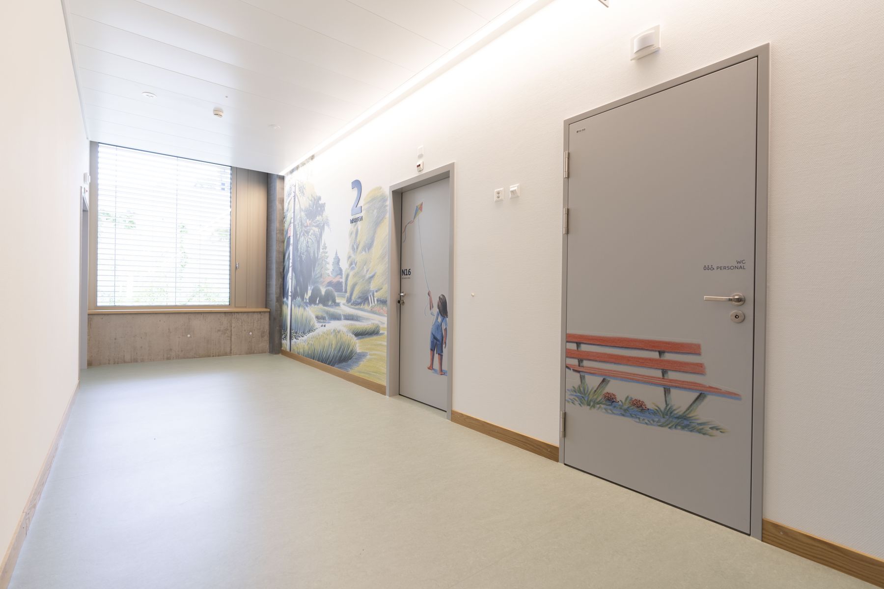 Ostschweizer Kinderspital – Türen mit Motiv im Korridor