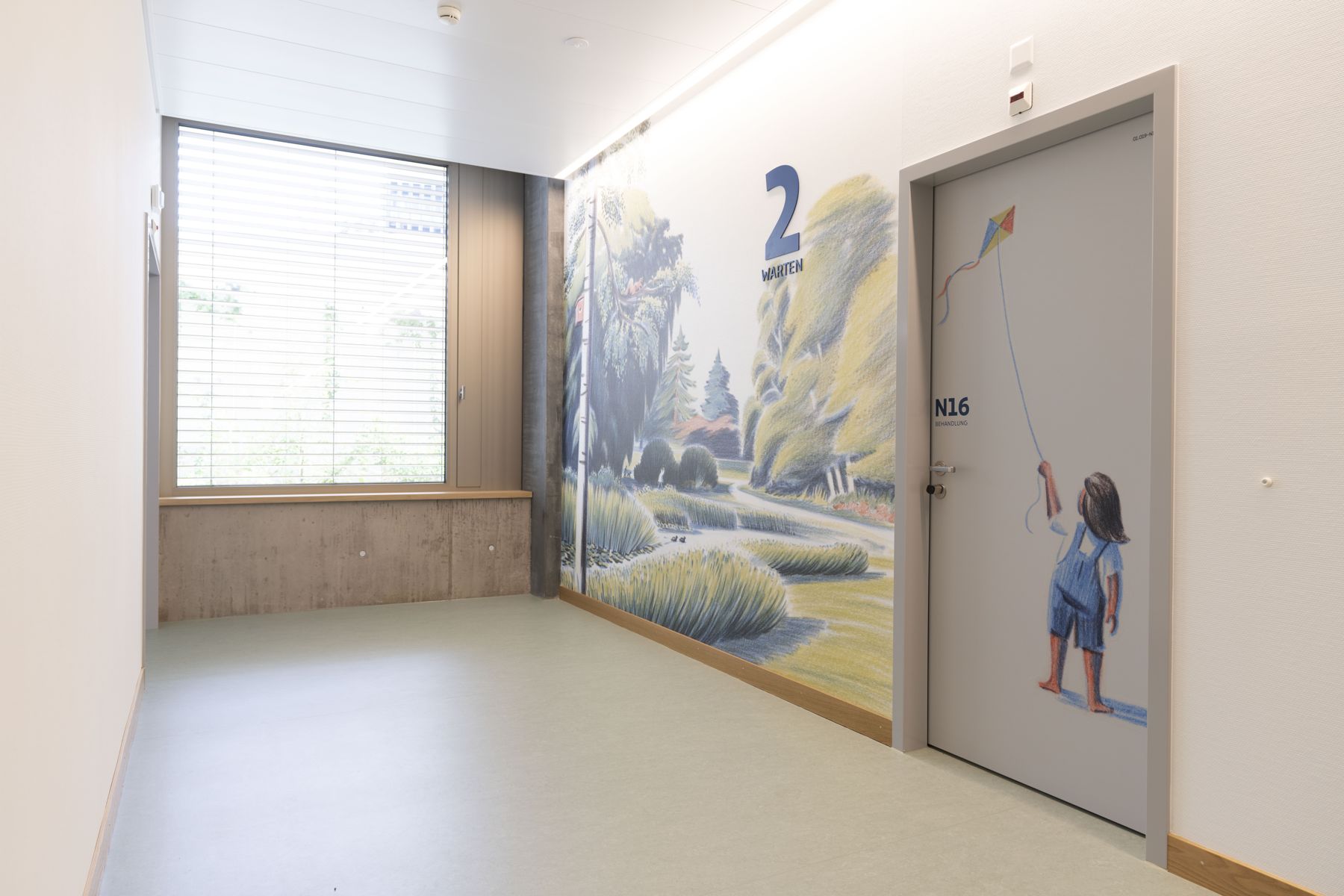 Ostschweizer Kinderspital – Wandbild und Zimmertür auf der Station