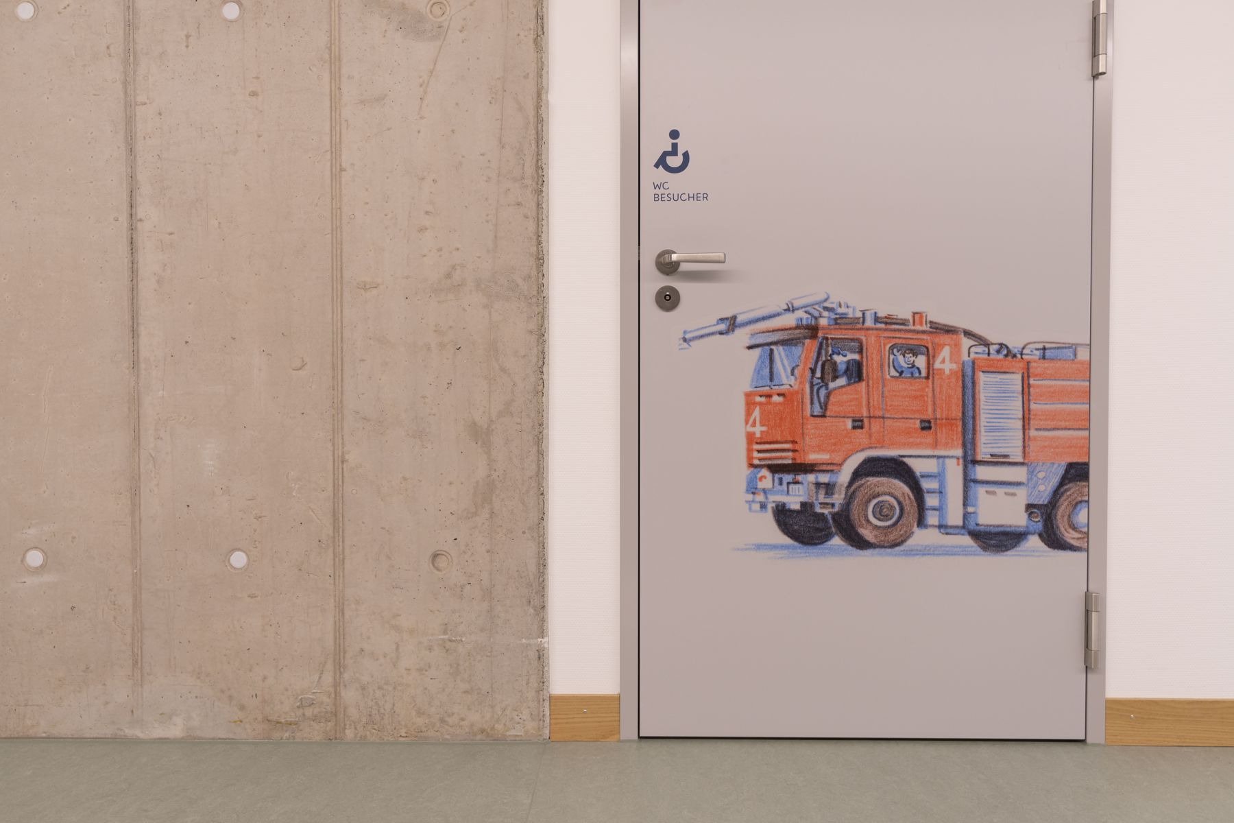 Ostschweizer Kinderspital – Zimmertür mit Feuerwehrauto-Motiv und Chromstahl-Steckzarge