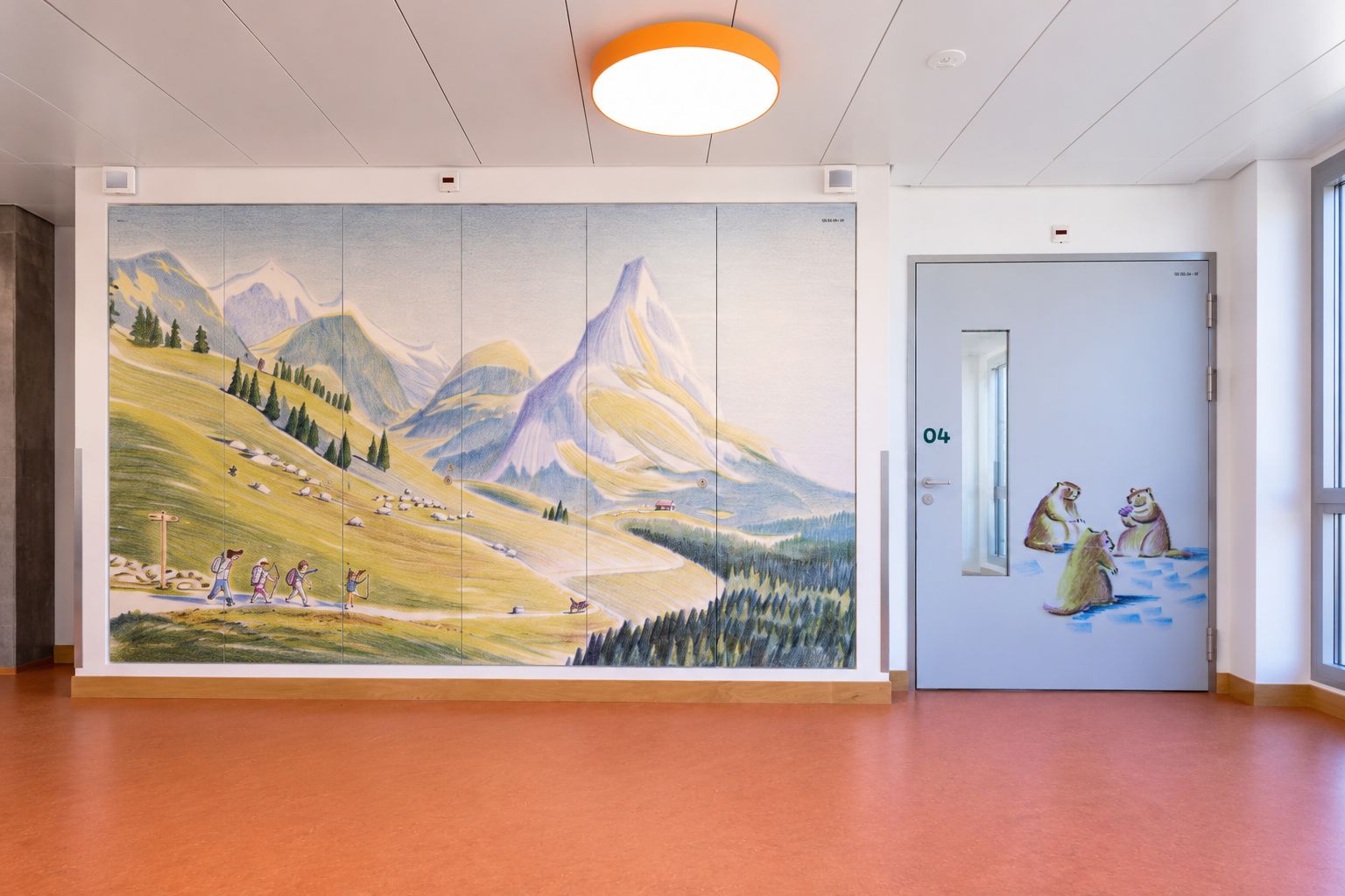 Ostschweizer Kinderspital – Schachtfront mit Berglandschaft und Tür