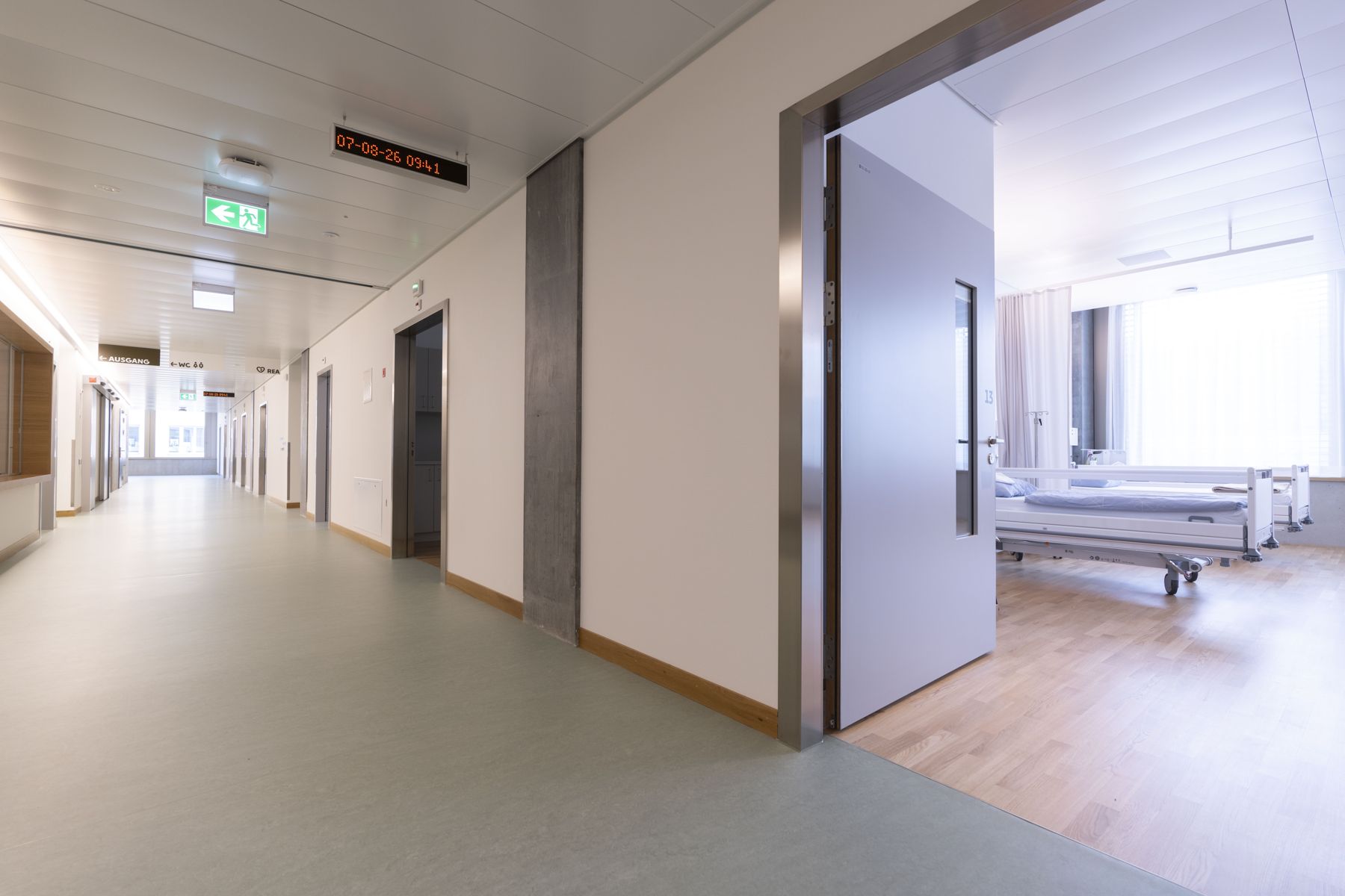 Ostschweizer Kinderspital – Korridor der Tagesklinik mit Zimmertüren