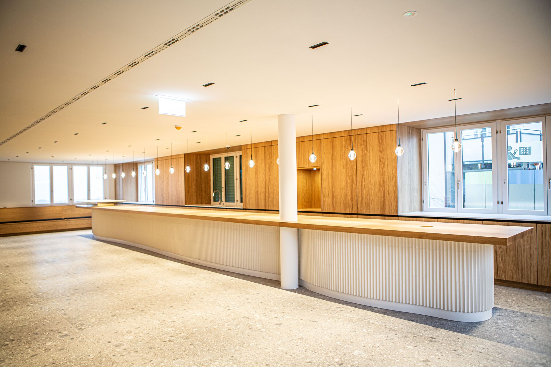 Raiffeisenbank Engelburg – Beratungszentrum mit 13 Meter langer Theke