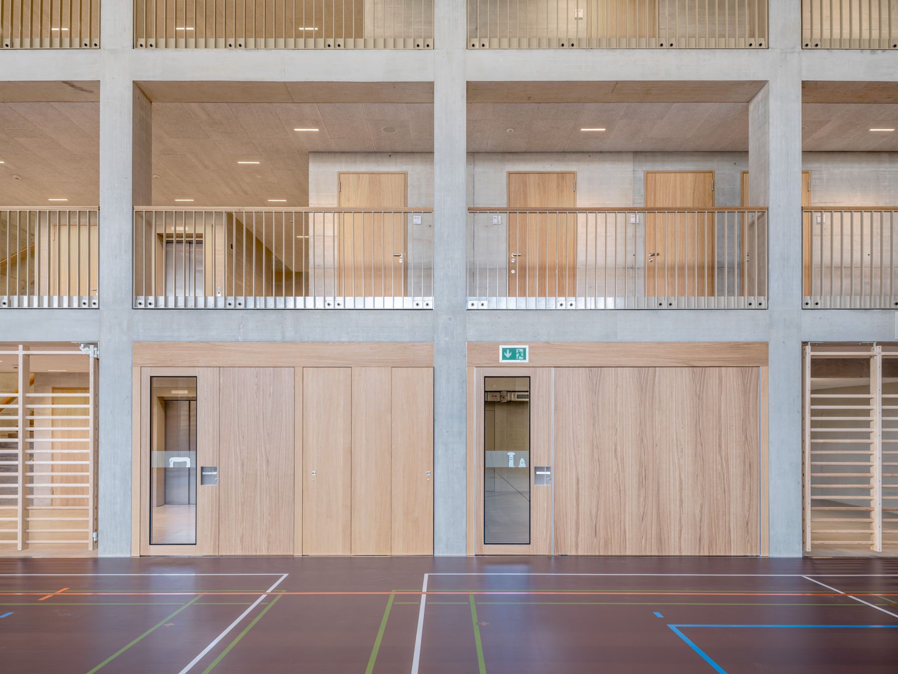 Primarschulhaus Riethüsli – Turnhalle mit Eichentüren und Holzverkleidung