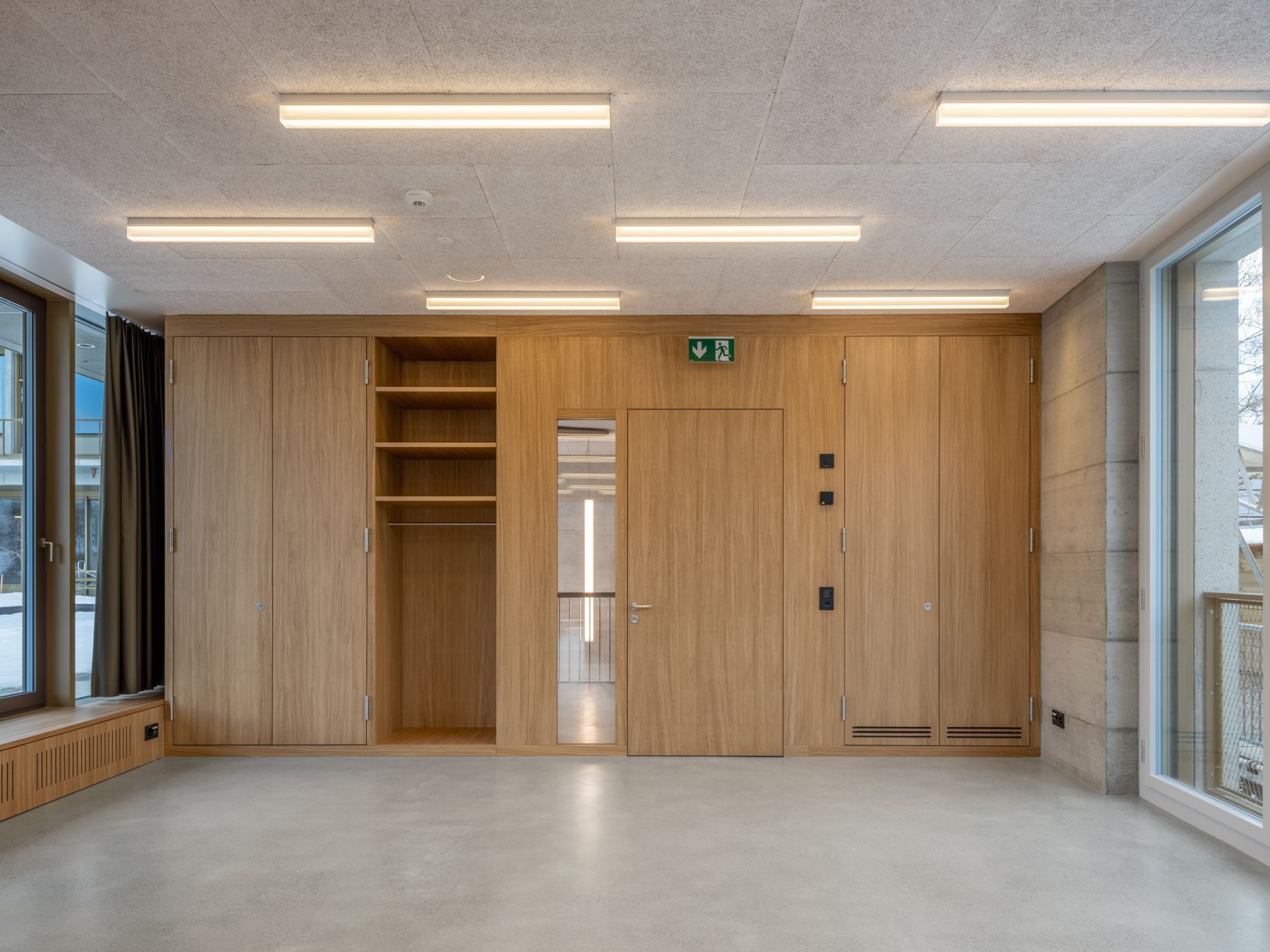 Primarschulhaus Riethüsli – Klassenzimmertür EI30 mit Verglasung und Einbauschrank