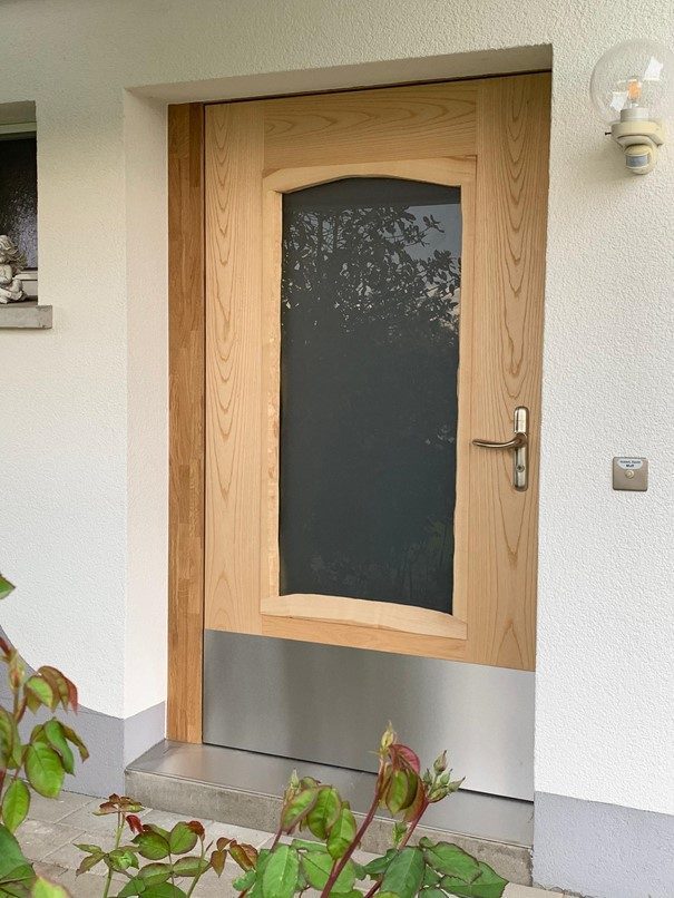 Haustüre mit Baumkantendesign
