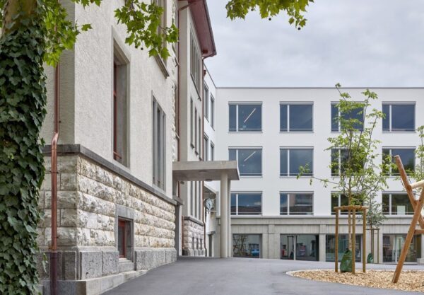 Schulhaus in Neuhausen