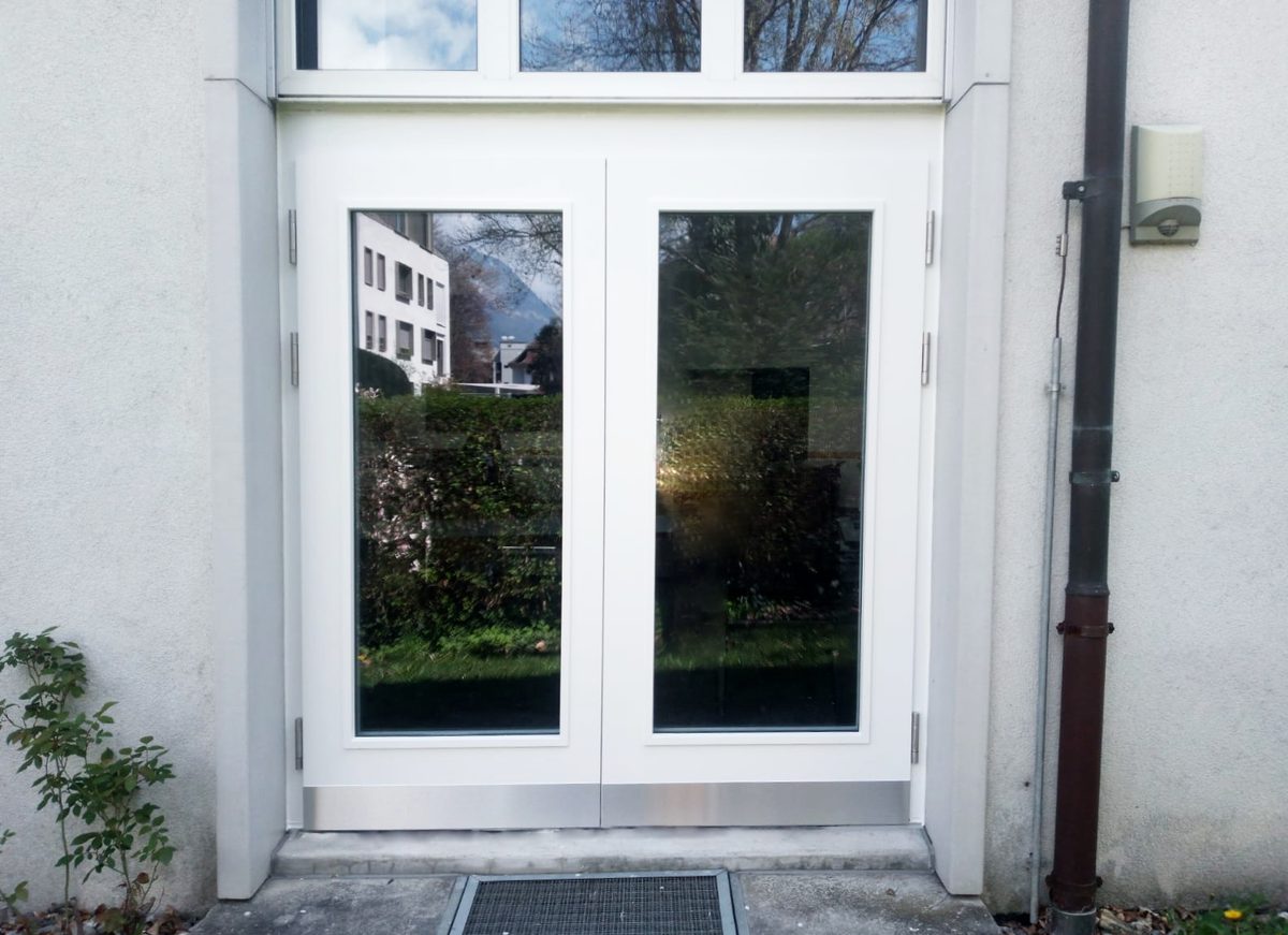 Aussentüren in einem Mehrzwecksaal