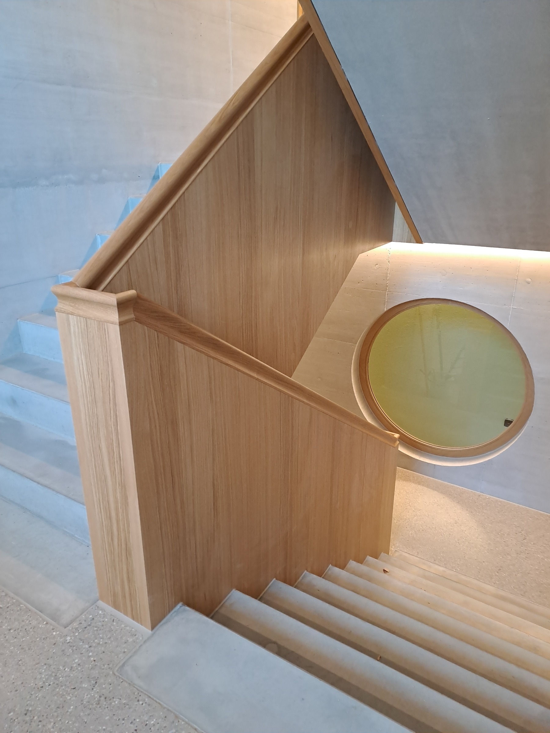 Mehr über den Artikel erfahren Treppengeländer mit besonderer Fräsung