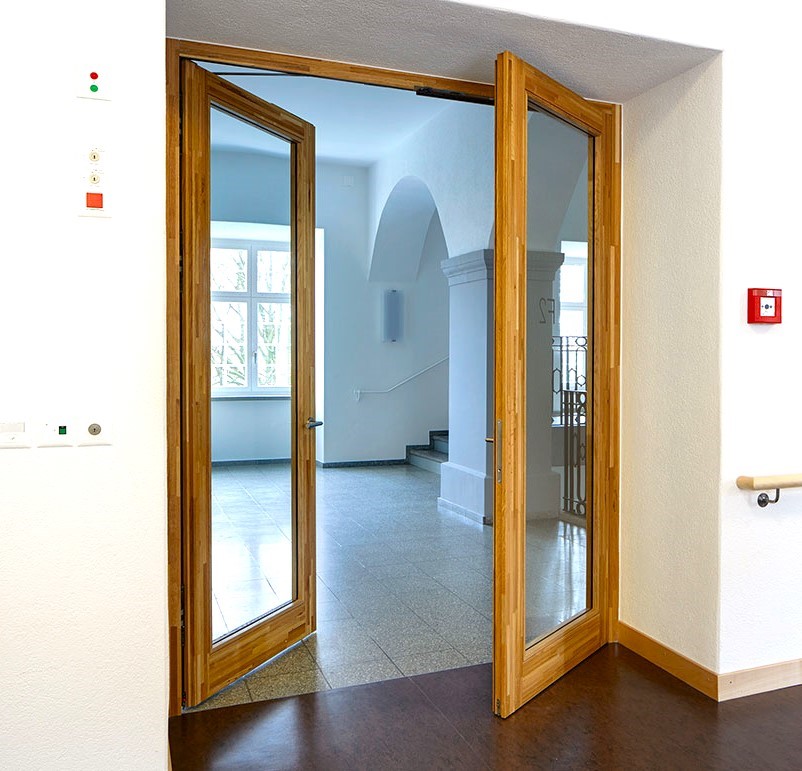 Mehr über den Artikel erfahren Eleganz trifft Sicherheit – Gegenläufige Drehtüren